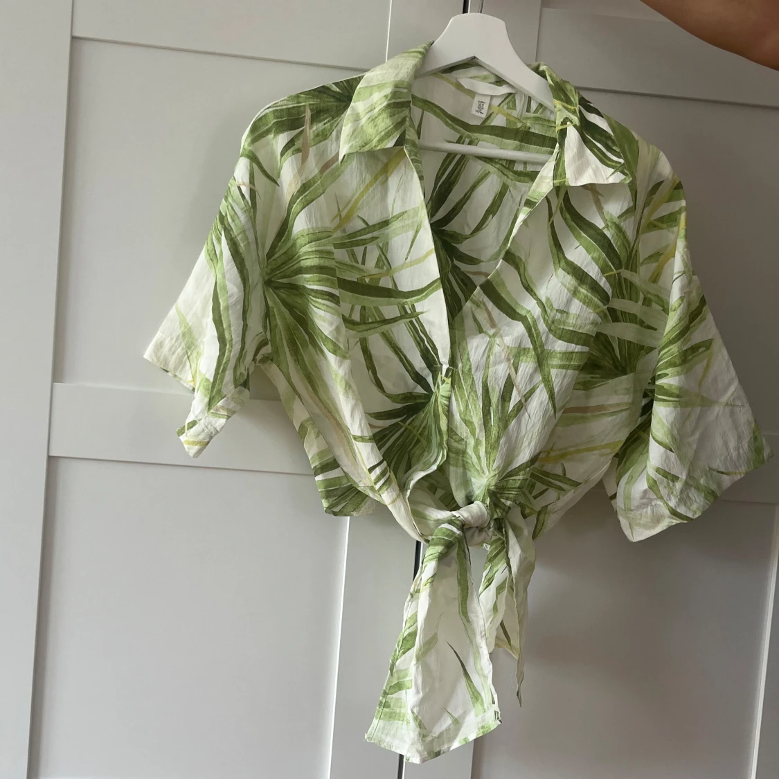 Grönvit knytblus i linne, M