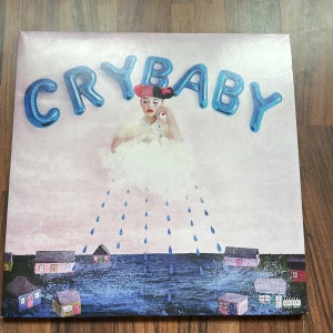 Cry Baby - Melanie Martinez - Säljer mitt Cry Baby album! Köptes 2021 (tror jag) och den säljs idag för ca 400 kr idag. Det är inget fel på skivan utan jag säljer bara då jag ej lyssnar på Melanie Martinez längre. ❤️