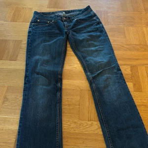 Low waist Mörkblå bootcut jeans - Supersnygga lågmidjade mörkblå bootcut jeans!! Midja måttet är 39 och innerbenslängden 83 så perfekt om du är lite längre!!💓