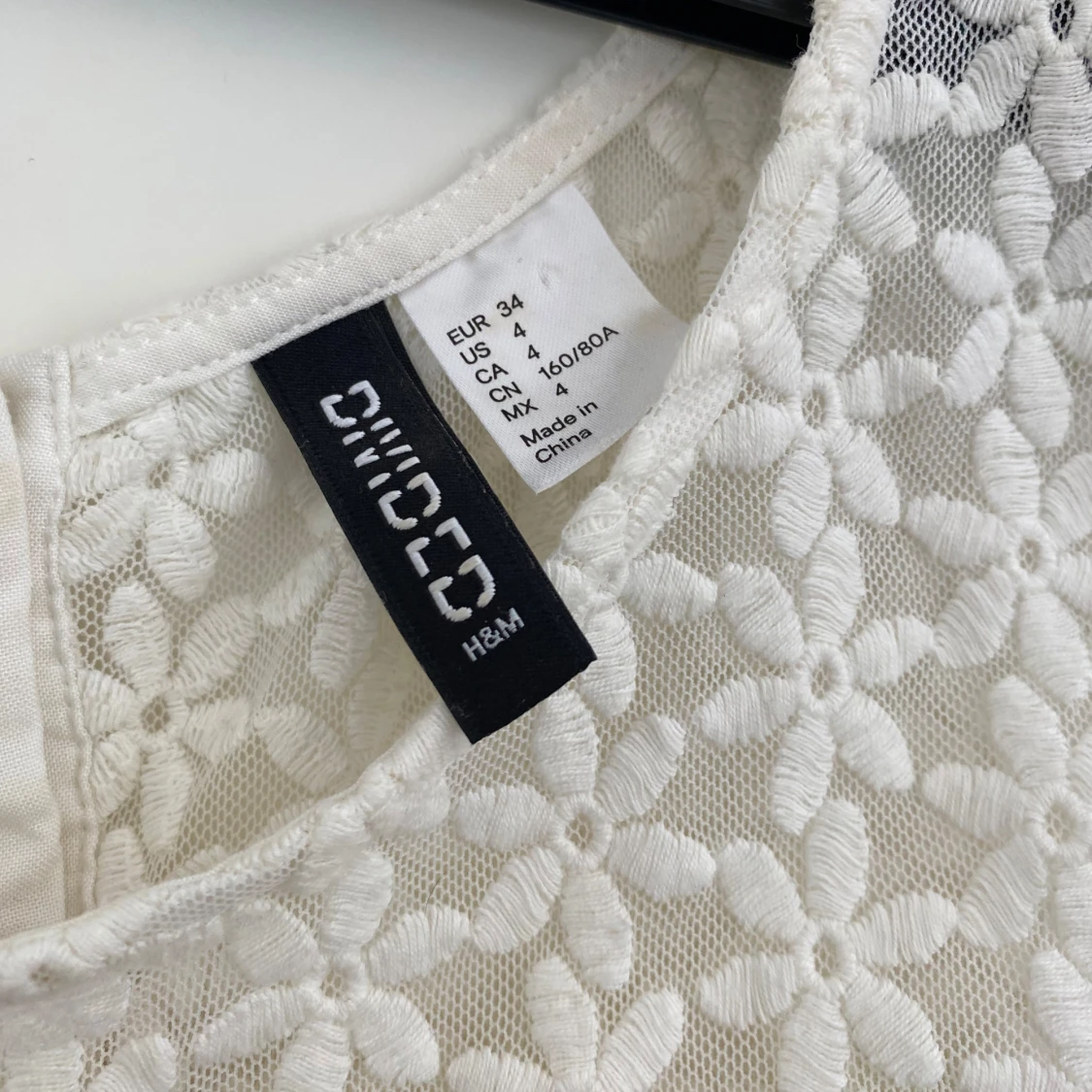 Vit blommig ärmlös topp H&M. Stl 34 - 2