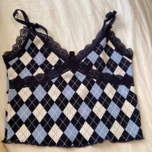 Topp - Från hm storlek xs helt okej skick, man ser inte mycket defekter osv så fungerar  i bra skick 