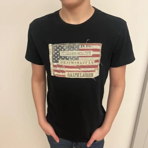 Ralph Lauren Tshirt - Sjukt fet ralph lauren tshirt med tryck i fint skick, perfekt för sommaren. Storlek XS men passar även S. Hör av er vid frågor eller fler bilder