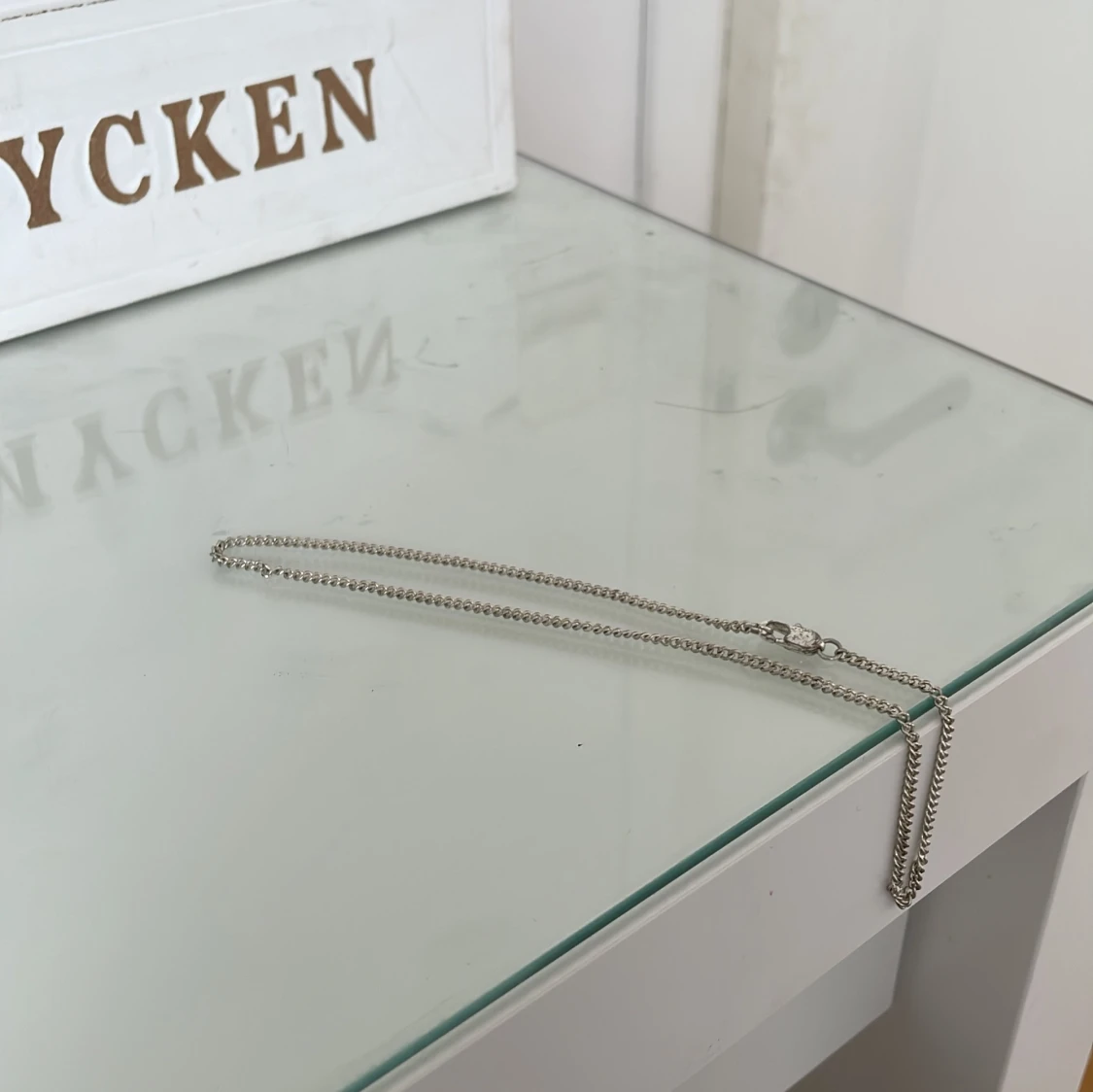 Silverfärgat halsband med kedjedesign - 3