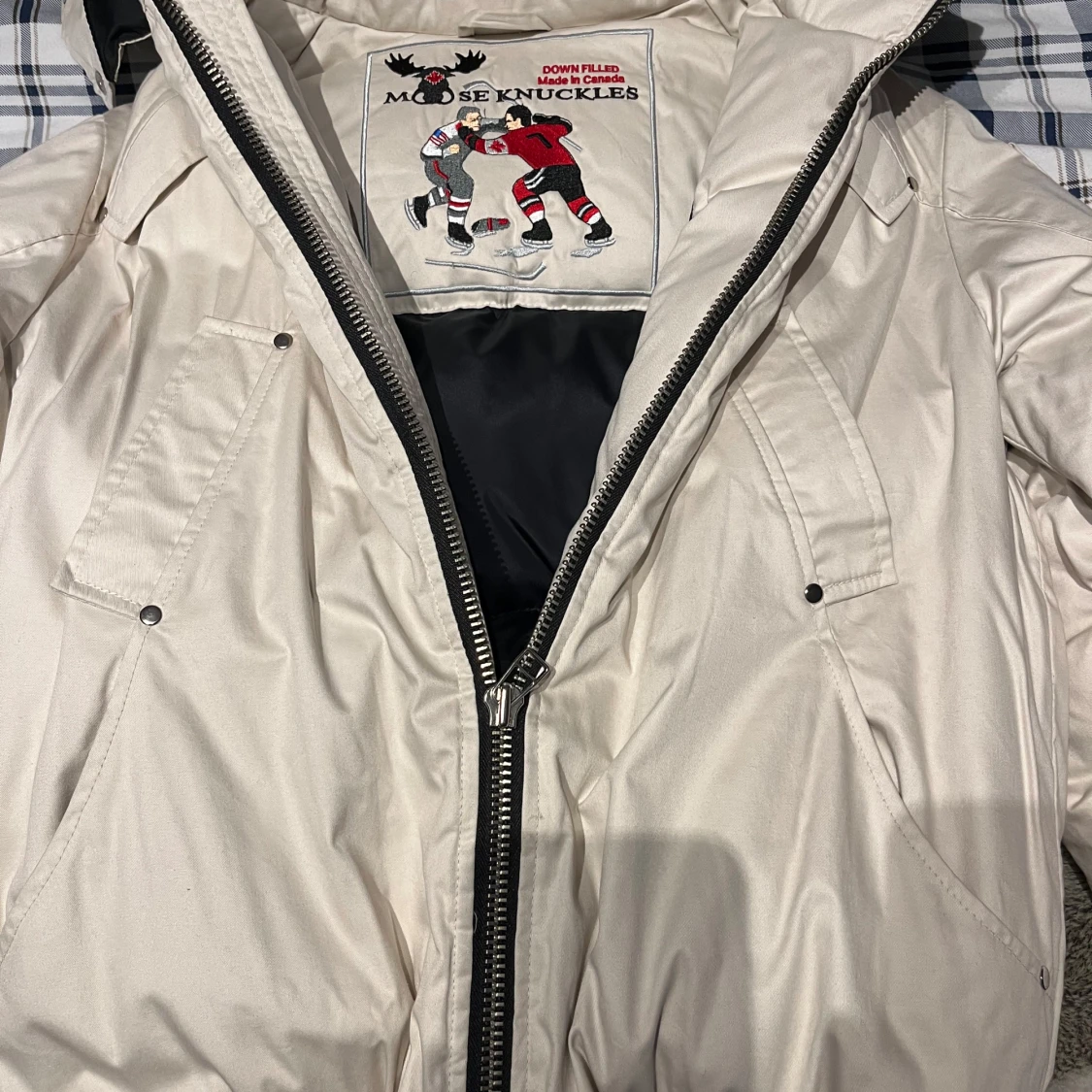 Vit dunjacka med pälskrage från Moose Knuckles