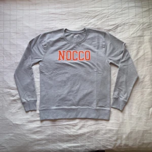 Nocco sweatshirt  - Den är hyfsat ny och använd typ 2 gånger, den har inga täcken på användning och den har inte kvar tagsen som visas på bilderna. Den sitter slim så de hade passat storlek M ochså.