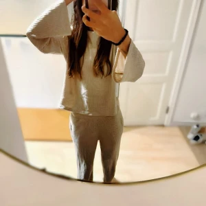 Beige ribbad sett  - Beige ribbat sett från lager 157. Kommer inte till användning längre. Mjukis byxorna har fickor. Kom gärna med bud! Storlek xs men skulle säga att M också passar bra