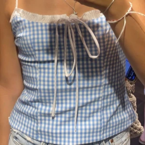 Blåvit rutig linnetopp med spets och knyt - Söt topp som köptes förra året från Zara