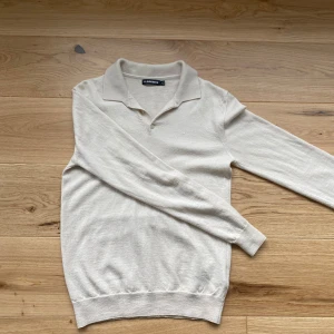 J.Lindeberg långärmad piké av merinoull - Säljer denna beiga långärmade pikén av märke J.Lindeberg. Mycket bra skick och gjord på merinoull. Storlek S med en slim fit. Orginalpris 1600kr. Tags medföljer. För mer bilder/info skicka pm.