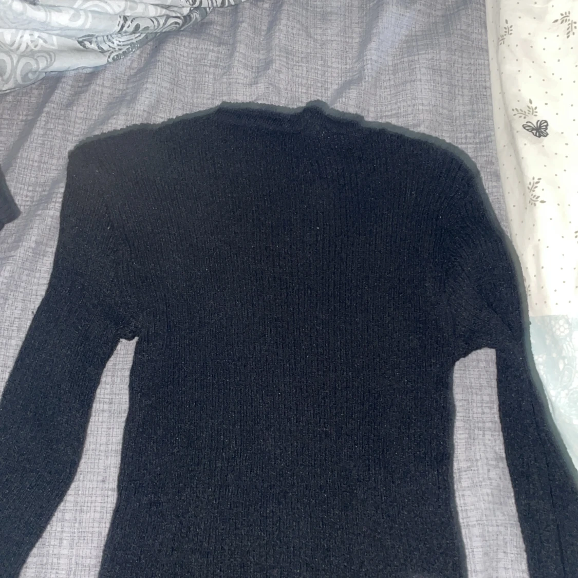 Svart stickad tröja med rund hals - 2
