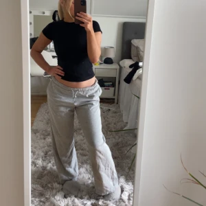 Lågmidjade mjukisbyxor  - Säljer mina lågmidjade mjukisbyxor från h&m då jag ej använder dom längre. Dem har en liten fläck som inte går bort( se bild) annars inga skador.