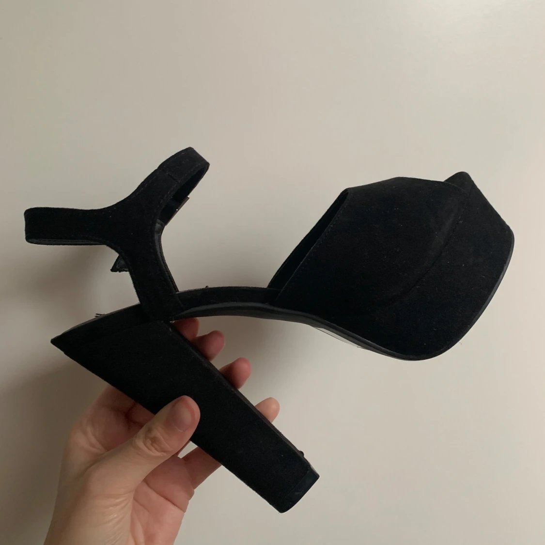 Svarta platåklackar med öppen tå från NLY shoes - 1