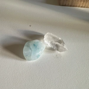 Kristallduo – bergkristall och akvamarin - Säljer två såå fina kristaller. En rå kvartspets och en tumlad akvamarin. Säljs tilsammans!