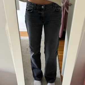 Raka låga jeans - Lågmidjade jeans från Zara endast använda en gång💞💞Storlek 38 men sitter lite snyggt oversized på mig som vanligtvis har 36