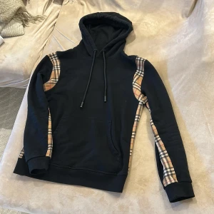 Burberry hoodie - Svart burberry hoodie i topp skick.                     Säljer då den är lite för liten på mig