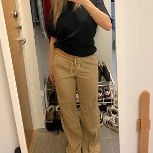 HM linnebyxor  - Säljer dessa lågmidjade linnebyxor från hm. Köpte förra året och har lappen kvar, så de är i nyskick. Jag är cirka 160 och det är lite långa på mig.