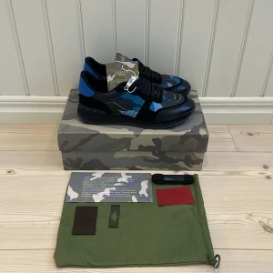Valentino rockrunners - Hej! Jag säljer dessa helt nya Valentino rockrunners i st:44 men passar även 43 och dom är i blå färg. Såklart äkta och Priset är ej hugget i sten!  Köpta på Cettire på nätet.
