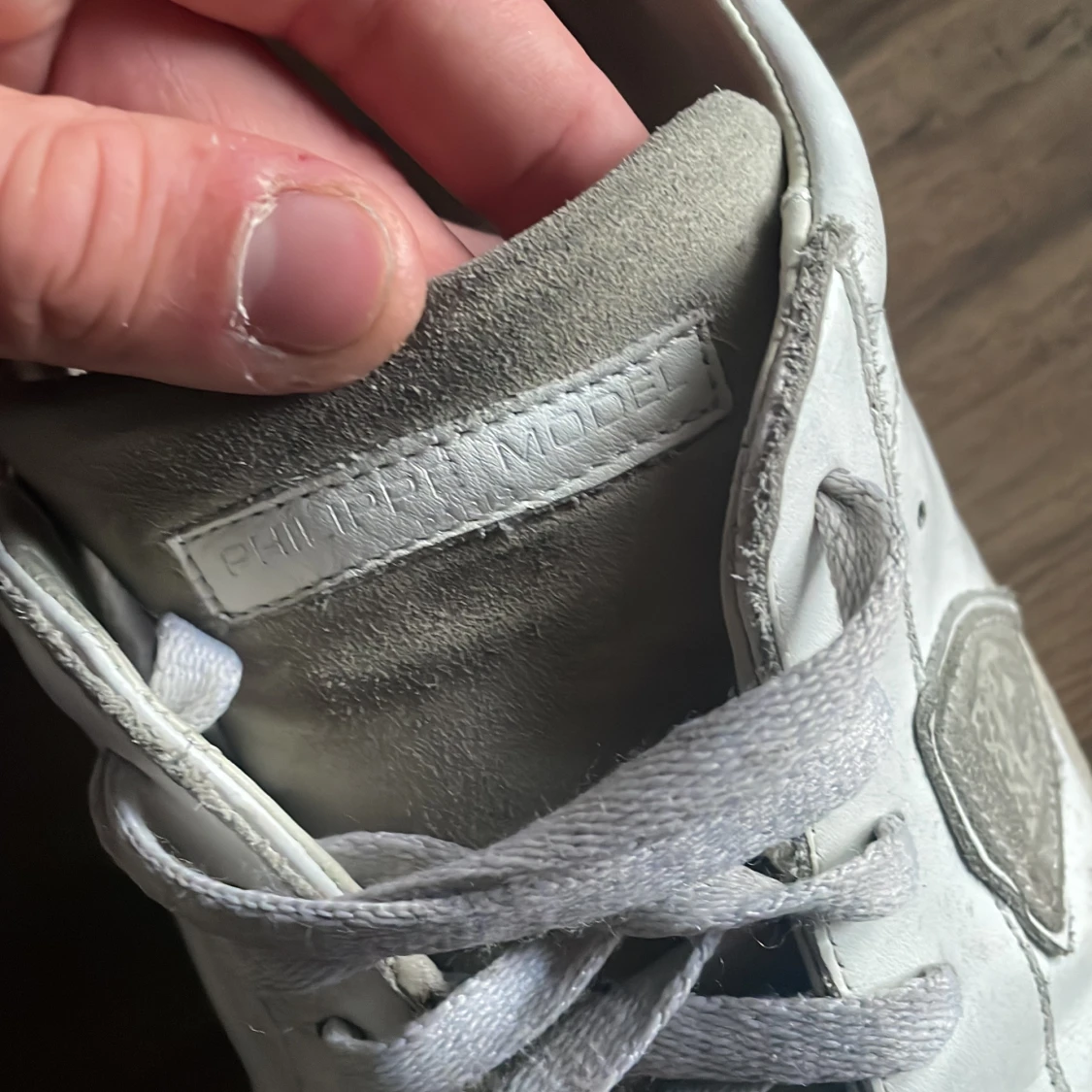 Vita sneakers från Philippe Model med grå detaljer - 3