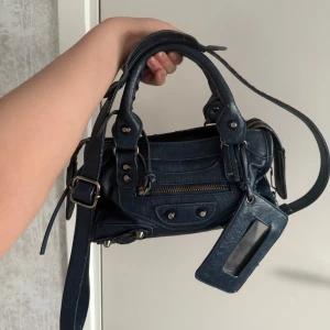 City bag - Handväska/axelväska, använd men fortfarande bra skick förutom små defekter som inte stör helheten! Nypris var 1200kr 