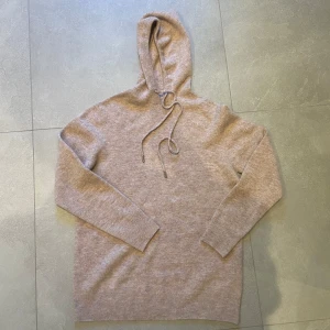 Marinoull hoodie  - Säljer denna oanvända hoodie bara testat en gång. Är perfekt för sommaren för att hålla extra värme. Är inte helt säker på storleken med det ska vara S.   Priset är inte hugget i sten och kan gå ner vid snabb affär och det är bara att höra av sig vid frågor eller mer bilder.🤗