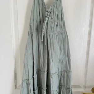 Ljusgrön klänning - Säljer en ljusgrön klänning med v-ringning och knyt framtill och bakom nacken. Super söt🩷