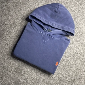 Ralph Lauren Hoodie – Mörkblå 💙 - Skriv för fler bilder på skadorRalph Lauren Hoodie – Mörkblå 💙 Klassisk hoodie från Ralph Lauren i mörkblå färg. Stilren, bekväm och perfekt till vardags!  • Färg: Mörkblå • Storlek: M • Skick: Använd • Ikonisk broderad logga  📸 Anledningen till det extremt låga priset syns på sista bilderna.  📍 Finns i Linköping eller skickas mot fraktkostnad. Skriv vid intresse! 137