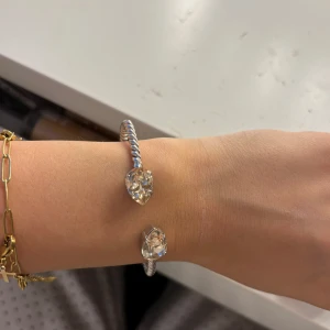 Caroline Svedbom  - Ett armband från caroline svedbom i silver med beiga/rosa stenar. Använd få tal gånger💕