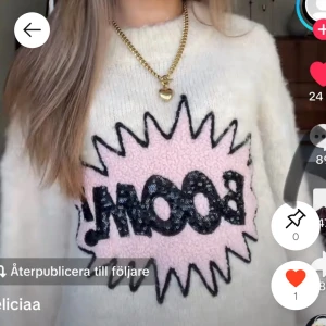 SÖKES. Vit fluffig tröja med BOOM-tryck - SÖKER!!! Skriv om du vet någon som säljer eller om ni säljer!!