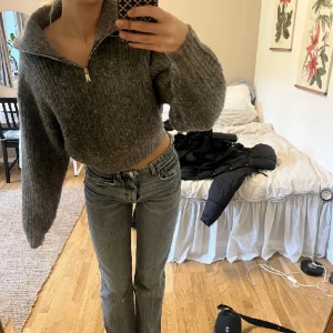 Stickad zip tröja - Första två bilderna är lånade, sparsamt använd och i fint skick. Storlek 36 men ganska liten i storlek!!🫶🫶