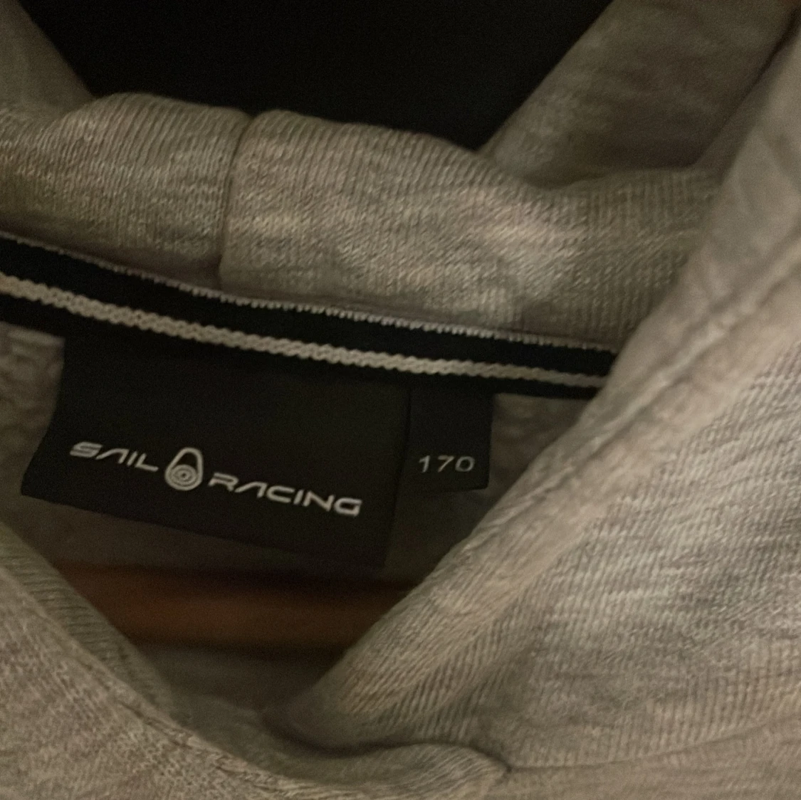Grå hoodie från Sail Racing - 3