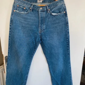 blå jeans -  blå jeans med raka ben. Perfekta för en avslappnad stil och tidlös denimlook.