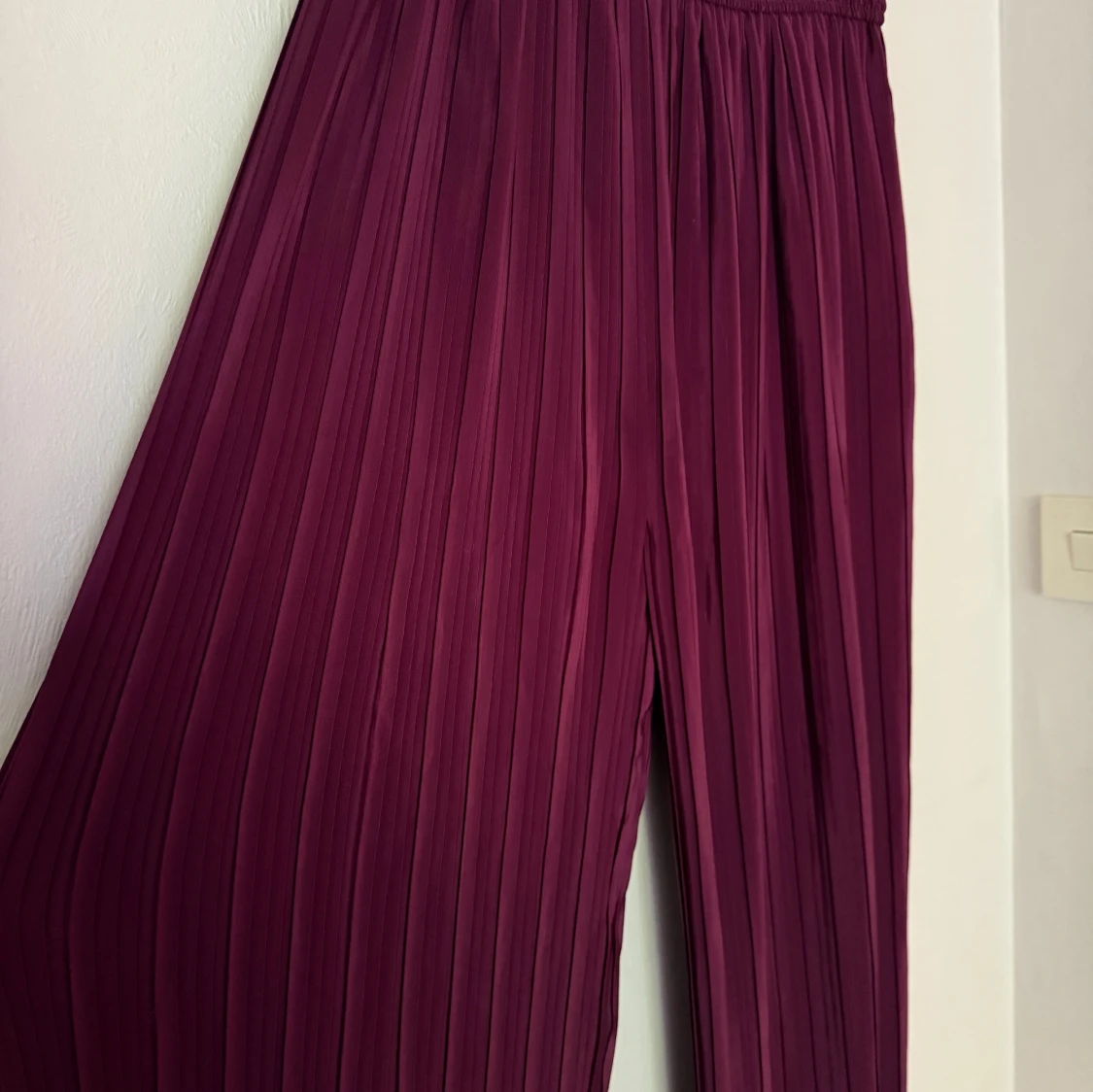 Plisserade vinröda/lila byxor  - 2