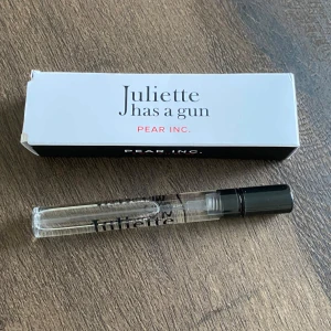Juliette Has a Gun Pear Inc. Eau de Parfum 5ml - Fräsch och fruktig parfym i smidig 5 ml sprayflaska från Juliette Has a Gun. Doften Pear Inc. har inslag av päron, mysk och ambroxan, vilket ger en lätt och upplyftande känsla. Perfekt att ta med i väskan för en snabb uppfräschning.