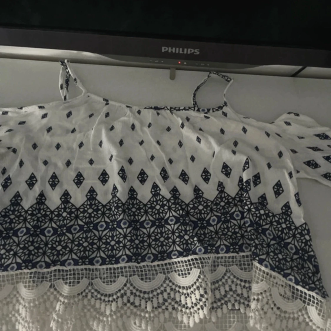 Vit och blå croppad blus med spetsdetaljer - 1