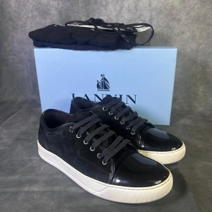 Lanvin toecap sneaker - Mycket fint skick, inga defekter | Size uk 8 passar 42/43  | Box, dustbag, extra snören och lanvin kuvert medföljer | fraktar spårbart inom 24 timmar med PostNord eller instabox | 