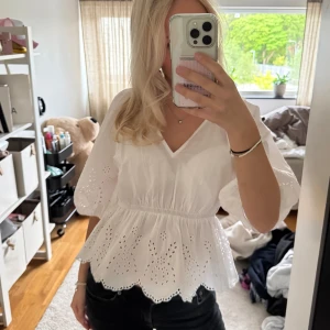 Vit blus med broderade detaljer - Säljer en jättefin och helt oanvänd blus som är perfekt nu till sommaren💕 