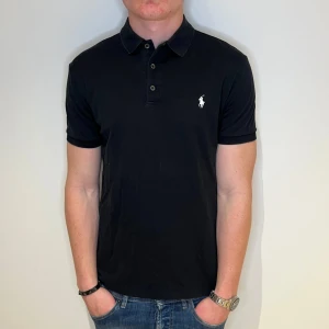 Ralph lauren pike  - Ralph lauren piké | Skick: 9,5/10, använd fåtal gånger | Size - L, kan kanske även passa M |Fraktar via postnord eller instabox på köparens bekostnad | Hör av dig vid minsta fråga eller fundering. 