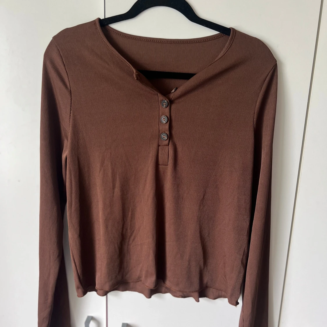 Brun ribbad långärmad topp med knappar