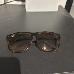 Ray-Ban - Snygga solglasögon från Ray-Ban i klassisk med brunmelerad båge och mörka glas. Modellen är RB 4147 och de är tillverkade i Italien. Perfekta för att ge en cool look till din outfit. Dem är nästan helt nya använda 1 gång 
