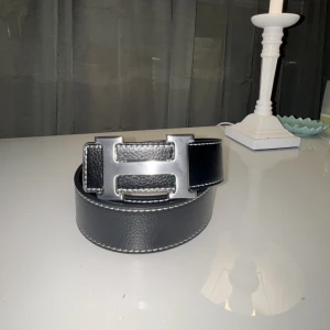 H bällte  - Säljer ett helt nytt bällte från herm.es bara att skriva via intresse finns 5 stick av blå och 5 stick av svart 