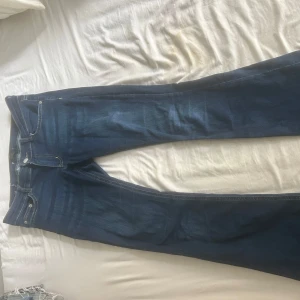 Mörkblå bootcut jeans  - NLY jeans mörkblå low/mid waist. Utan bakfickor, unika och coola. Storlek 36/38