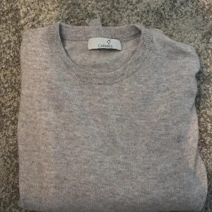 Kashmir tröja  -  Carmés i 100% kashmir tröja. Helt ny endast använd en gång så skicket är 10/10. Hör av er vid funderingar 