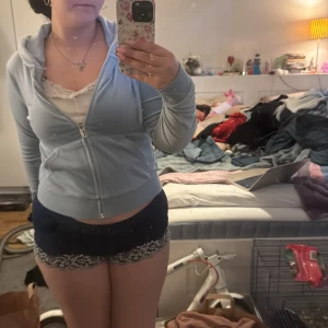 Ljusblå Juicy Couture kofta - Ljusblå kofta från Juicy Couture Perfekta för sommarens varma dagar eller som mysplagg hemma.