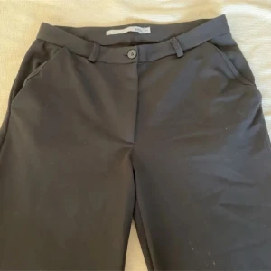 Svarta kostymbyxor från 157 - - Svarta kostymbyxor från lager 157 - Storlek XS - Fint skick  - Inga defekter  Skriv om ytligare funderingar tryck annars köp nu 💕