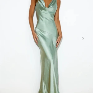 Ljusgrön långklänning/balklänning i satin - Säljer en elegant mintgrön/sage långklänning i satin med draperad urringning och öppen rygg med knytband. Klänningen har en figurnära passform och ett lyxigt, glansigt material som faller snyggt längs kroppen. Perfekt för speciella tillfällen såsom ball och bröllop, klänning är från hello Molly och är köpt för 1600 , aldrig använd och lappar fortfarande på, säljer pågrund av att jag köpte men aldrig använde❤️Storlek m men skulle säga den passar både M och S perfekt för mig i längden som är 171🥰