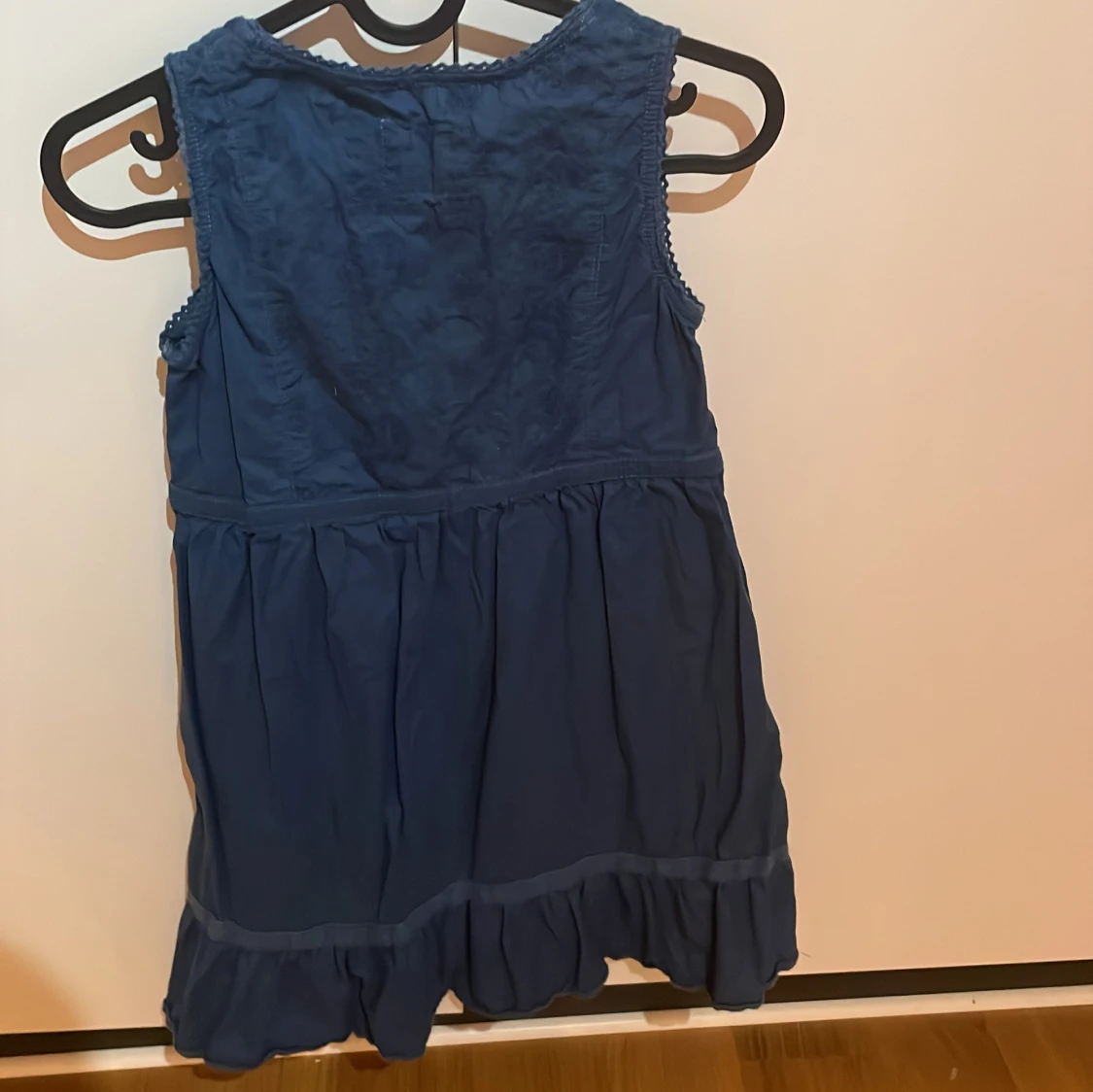 Marinblå ärmlös klänning från L.O.G.G. - 3