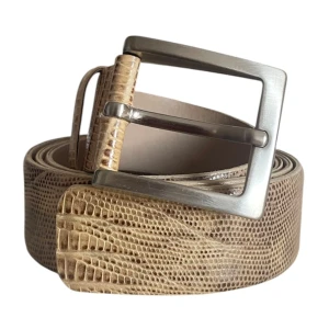  Läderbälte från Arena - Beige skinnbälte i äkta läder med silver spänne 🤎*limmet har lossnat på vissa ställen(se sista bilden), märks inte så mycket på. Totala längd utan spänne: runt 110 cm. Jag brukar ha strl S i byxor för referens!