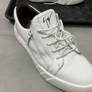 Giuseppe Zanotti - Säljer mina vita Giuseppe Zanotti som passar bra till alla sommar kläder då jag köpt nya skor och dessa inte kommer till användning. Ny pris: ca 6500. Stl 44 men sitter bra på 45 och 43 med! Cond: 8/10. Ser nästan helt nya ut men sulan skulle behöva lite kärlek. Tveka inte att höra av er om frågor och priset är inte satt i sten!  