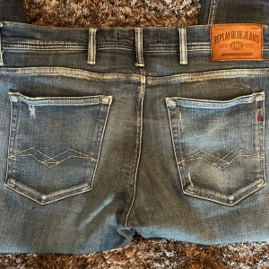 Replay jeans - Ett par feta ripped jeans från replay. Storlek är ungefär 31-32 lappen finns tyvärr inte kvar. Passar om du är ungefär 175-185