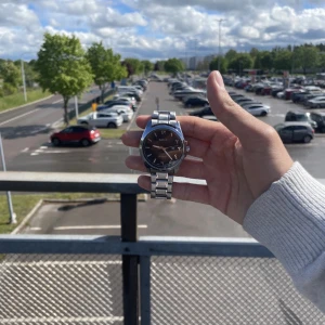 Klocka från casio - Stilren herrklocka med silverfärgat armband i metall och svart urtavla. Klockan har tydliga index och klassisk rund form. Passar dig som vill ha en tidlös accessoar.