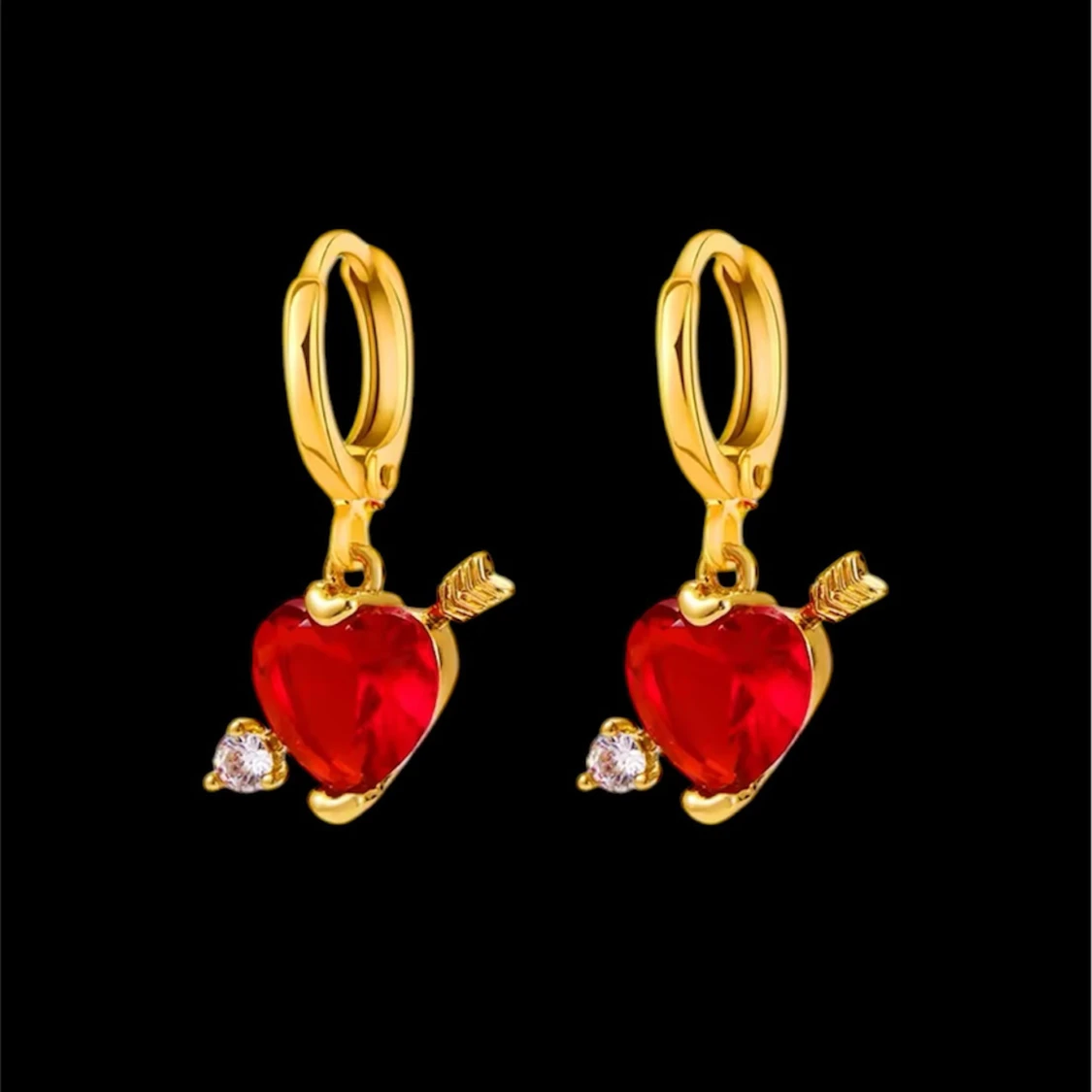 Guldpläterade örhängen med röda hjärtan och pil